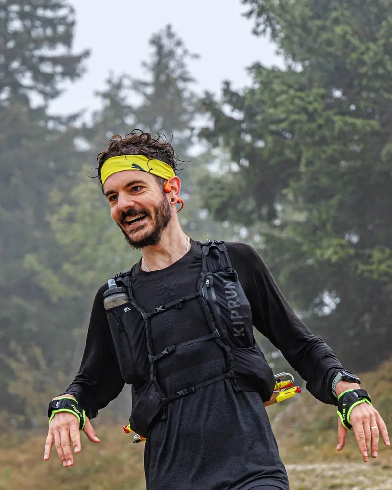 Vlad alergand la Rasnov, pe un traseu de trail in munti